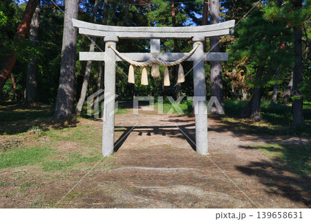 天橋立神社(橋立明神)阿蘇海に面して建つ鳥居(京都府宮津市) 天橋立神社(橋立明神)阿蘇海に面して建つ鳥居(京都府宮津市) 139658631