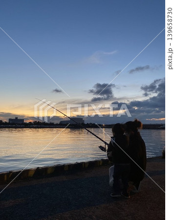 夕方の魚釣り 夕方の魚釣り 139658730