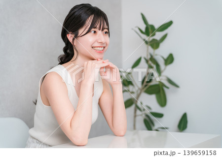 タンクトップ姿の若いアジア人女性(美容,ビューティ,メイク,スキンケア) タンクトップ姿の若いアジア人女性(美容,ビューティ,メイク,スキンケア) 139659158