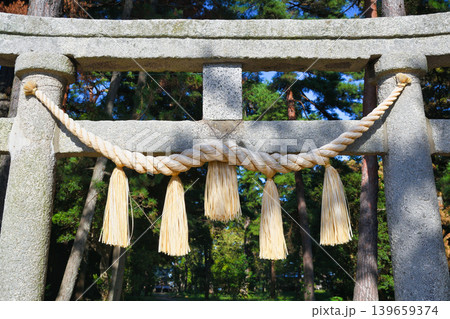 天橋立神社（橋立明神）阿蘇海に面して建つ鳥居（京都府宮津市） 139659374