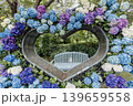 紫にけむり青にけむり赤にけむる、雨が似合いの小さな花の集まりが、大輪の花になる 139659558