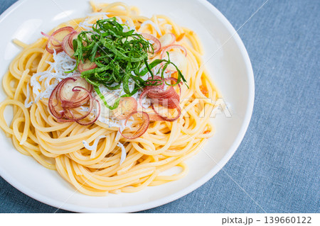 しらすパスタ 大葉とみょうがをのせた和風スパゲッティ 139660122