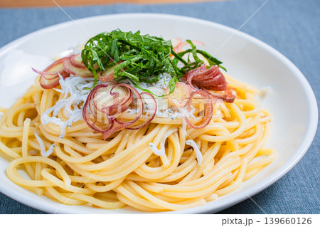 しらすパスタ 大葉とみょうがをのせた和風スパゲッティ 139660126