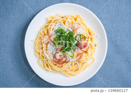 しらすパスタ 大葉とみょうがをのせた和風スパゲッティ しらすパスタ 大葉とみょうがをのせた和風スパゲッティ 139660127