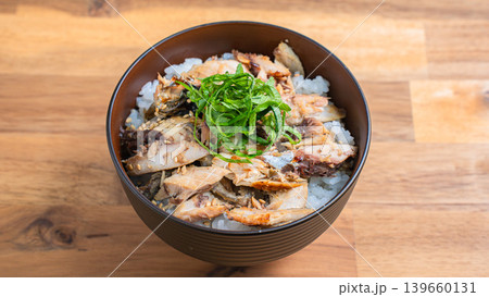 鯖のほぐしご飯 大葉をのせた焼き鯖丼 木目テーブル 139660131
