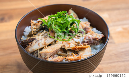 鯖のほぐしご飯 大葉をのせた焼き鯖丼 木目テーブル 139660132