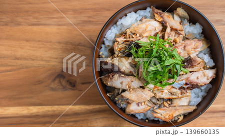 鯖のほぐしご飯 大葉をのせた焼き鯖丼 木目テーブル 鯖のほぐしご飯 大葉をのせた焼き鯖丼 木目テーブル 139660135