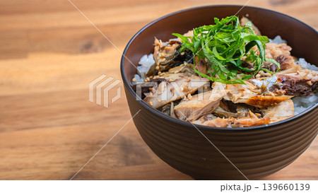 鯖のほぐしご飯 大葉をのせた焼き鯖丼 木目テーブル 鯖のほぐしご飯 大葉をのせた焼き鯖丼 木目テーブル 139660139