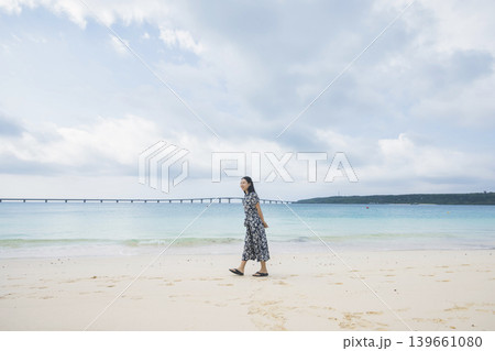来間大橋が見える与那覇前浜ビーチを歩く女性 139661080
