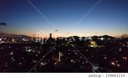 夕焼け・日没前の空と街の風景 夕焼け・日没前の空と街の風景 139661214