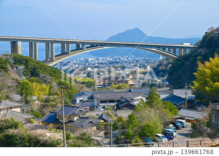 【大分県別府市】別府明礬橋と明礬温泉の街並み、遠景に別府市街を望む風景 【大分県別府市】別府明礬橋と明礬温泉の街並み、遠景に別府市街を望む風景 139661768