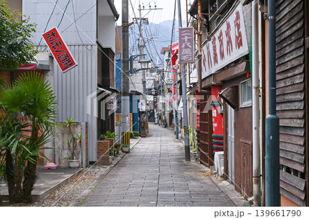 【大分県別府市】別府駅周辺、路地裏の飲食店街 【大分県別府市】別府駅周辺、路地裏の飲食店街 139661790