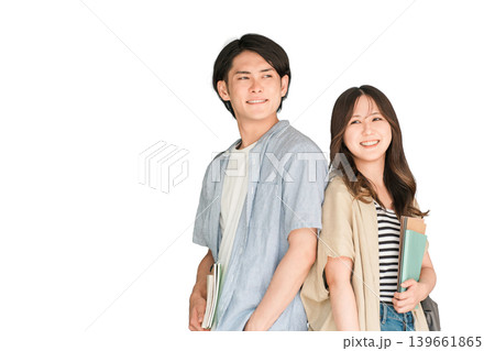 教科書・ノートを持つ学生・大学生の男女（キャンパスライフ・恋人・カップル） 139661865