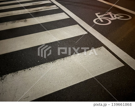 深夜の横断歩道の白線とアスファルト 深夜の横断歩道の白線とアスファルト 139661868
