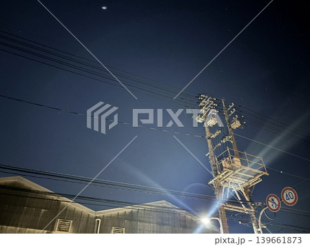 深夜の鉄塔と電線 深夜の鉄塔と電線 139661873