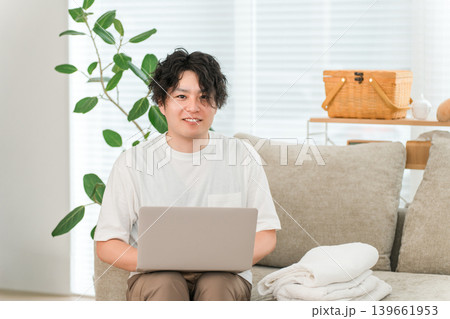 家で仕事や家事をするシングルファザーの男性（フリーランス,在宅ワーク,育児休暇） 139661953