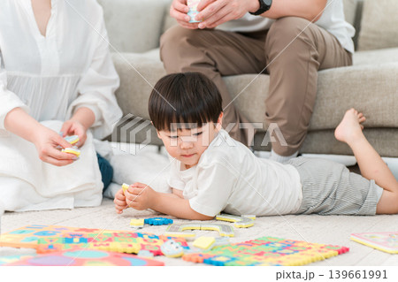 マイホームのリビングで遊ぶファミリー,親子（育児,子育て) 139661991