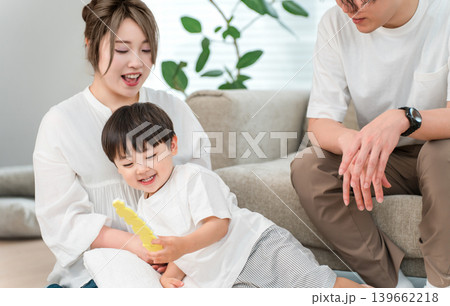 マイホームのリビングで遊ぶファミリー,親子（育児,子育て) 139662218