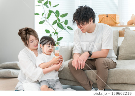 マイホームのリビングで遊ぶファミリー,親子(育児,子育て) マイホームのリビングで遊ぶファミリー,親子(育児,子育て) 139662219