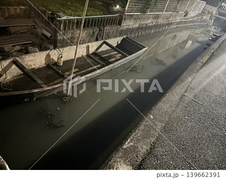 コンクリートで整備された水路に浮かぶ船 コンクリートで整備された水路に浮かぶ船 139662391