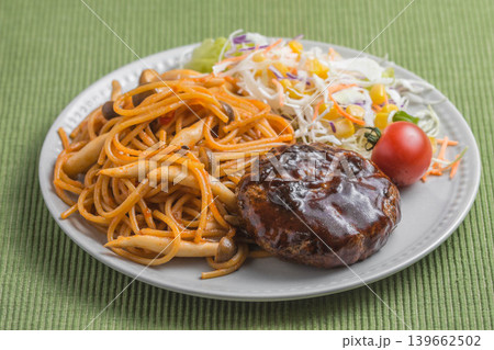 ハンバーグとパスタの盛り合わせ 139662502