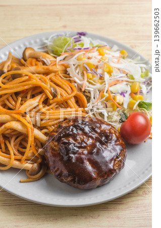 ハンバーグとパスタの盛り合わせ ハンバーグとパスタの盛り合わせ 139662503