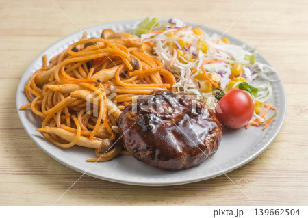 ハンバーグとパスタの盛り合わせ ハンバーグとパスタの盛り合わせ 139662504