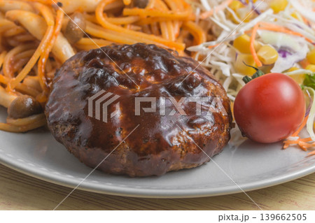 ハンバーグとパスタの盛り合わせ 139662505