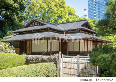 諏訪の茶屋 (皇居東御苑 二の丸庭園) 諏訪の茶屋 (皇居東御苑 二の丸庭園) 139662692