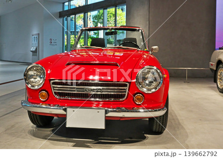 ショールームに展示されているダットサン 2000スポーツ ショールームに展示されているダットサン 2000スポーツ 139662792