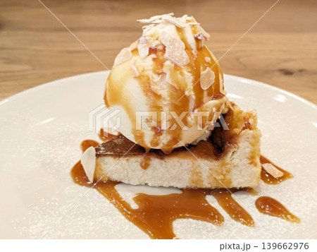 キャラメルソースとバニラアイスをトッピングしたベイクドチーズケーキ キャラメルソースとバニラアイスをトッピングしたベイクドチーズケーキ 139662976