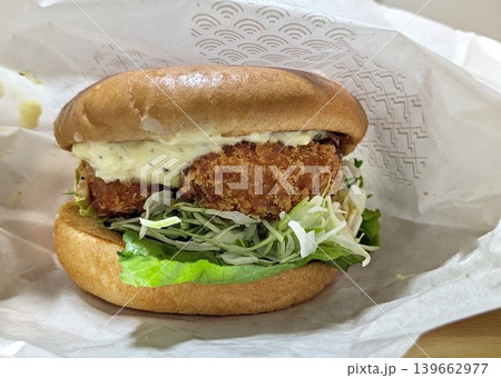 サクサクのエビカツにたっぷりのタルタルソースを添えたエビカツバーガー サクサクのエビカツにたっぷりのタルタルソースを添えたエビカツバーガー 139662977