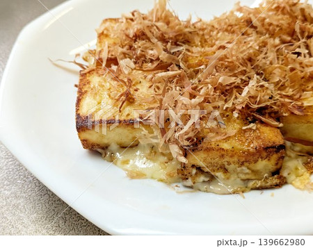鰹節をたっぷりのせた厚揚げのたこ焼き風アレンジ料理 139662980
