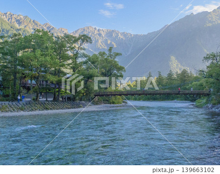 朝の上高地河童橋と穂高連峰 朝の上高地河童橋と穂高連峰 139663102