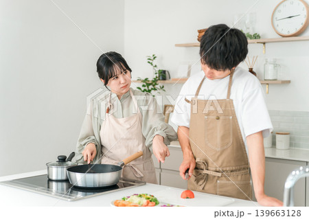 キッチンで料理,クッキングをする若いアジア人夫婦,カップル(怒る,モラハラ,文句,ヒステリー) キッチンで料理,クッキングをする若いアジア人夫婦,カップル(怒る,モラハラ,文句,ヒステリー) 139663128