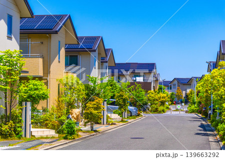 無電柱化とソーラー発電の閑静なエコタウン 無電柱化とソーラー発電の閑静なエコタウン 139663292