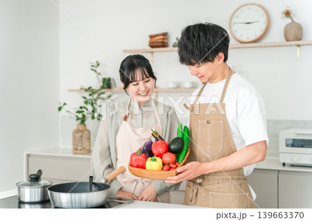 キッチンで野菜を持つ若いアジア人男女,カップル,夫婦 139663370