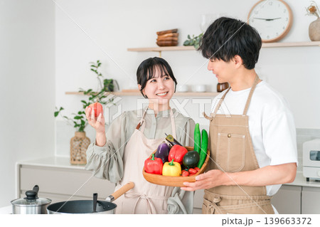 キッチンでトマトを持つ若いアジア人男女,カップル,夫婦 139663372