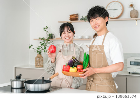 キッチンで野菜を持つ若いアジア人男女,カップル,夫婦 139663374