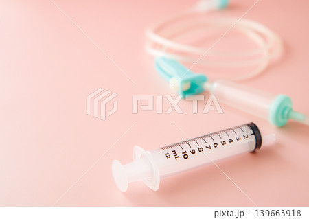注射器と点滴チューブ 139663918