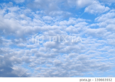 青空に広がる一面のうろこ雲と白いちぎれ雲の背景素材 青空に広がる一面のうろこ雲と白いちぎれ雲の背景素材 139663932