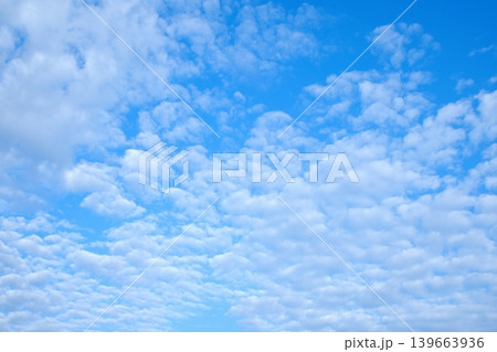 青空に広がる一面のうろこ雲と白いちぎれ雲の背景素材 青空に広がる一面のうろこ雲と白いちぎれ雲の背景素材 139663936
