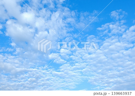 青空に広がる一面のうろこ雲と白いちぎれ雲の背景素材 青空に広がる一面のうろこ雲と白いちぎれ雲の背景素材 139663937