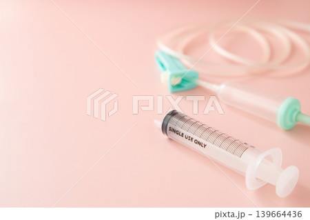 注射器と点滴チューブ 139664436