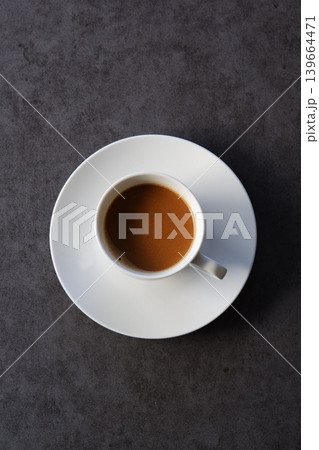 淹れたてのコーヒー（カフェラテ）が入ったコーヒーカップを、真上から俯瞰した画像 139664471