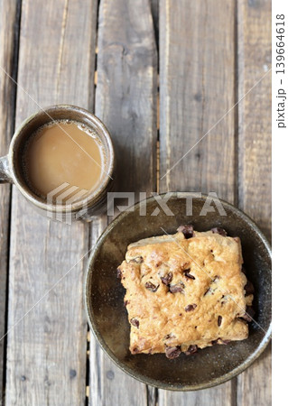 やちむんで楽しむチョコチャンクスコーンとカフェオレのコーヒータイム 139664618