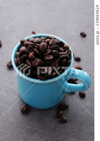 コーヒー豆 - コーヒーを飲むマグカップと、焙煎したコーヒー豆 コーヒー豆 - コーヒーを飲むマグカップと、焙煎したコーヒー豆 139664624