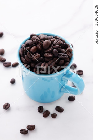 コーヒー豆 - コーヒーを飲むマグカップと、焙煎したコーヒー豆 139664626
