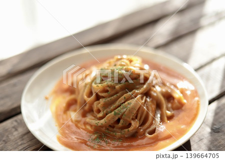 平打ち玄米麺で作ったカニトマトクリームパスタ　グルテンフリー麺 139664705