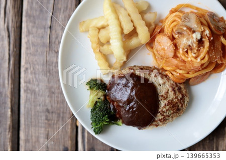 デミグラスソースのハンバーグとポテトとナポリタンのおかずプレート デミグラスソースのハンバーグとポテトとナポリタンのおかずプレート 139665353